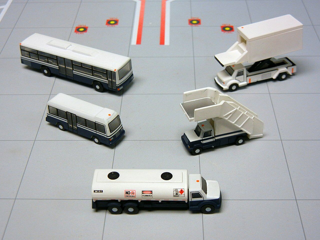 Gemini Jets Airport Service Vehicles 1:200 Scale G2APS450